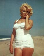 Marilyn-Monroe-oversized-postcard--__b450m.jpg