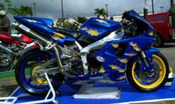 Yamaha R1 -01 - Blågul.jpg