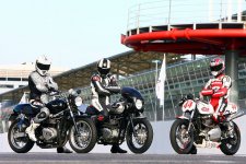 Triumph_Thruxton_gruppo.jpg