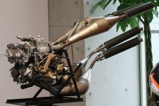 800px-Honda_NSR500_engine_front_Honda_Collection_Hall.jpg