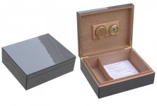 HU-37%20humidor%20carbon%20cigarr%20cigarrer%20tobak%20hygrometer%20fuktare%20avdelare%20cedertr.jpg