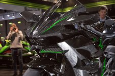 Kawasaki_Ninja_H2R_SideFront.jpg