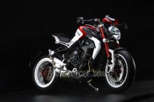 102014-2015-mv-agusta-dragster-800-rr-08.jpg