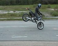 Patrik-gör-en-stoppie2.jpg