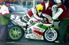 joey-dunlop-honda-rc30-castrol.jpg