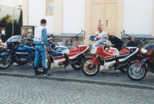 kungsrallyt-2002 framför porten till frid.jpg