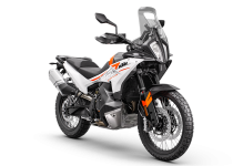 PHO_BIKE_90_REVO_790-ADV-MY23-WHITE-Front-Right_SALL_AEPI_V1.png