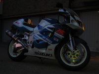 GSX-R 750 Bild 2.JPG